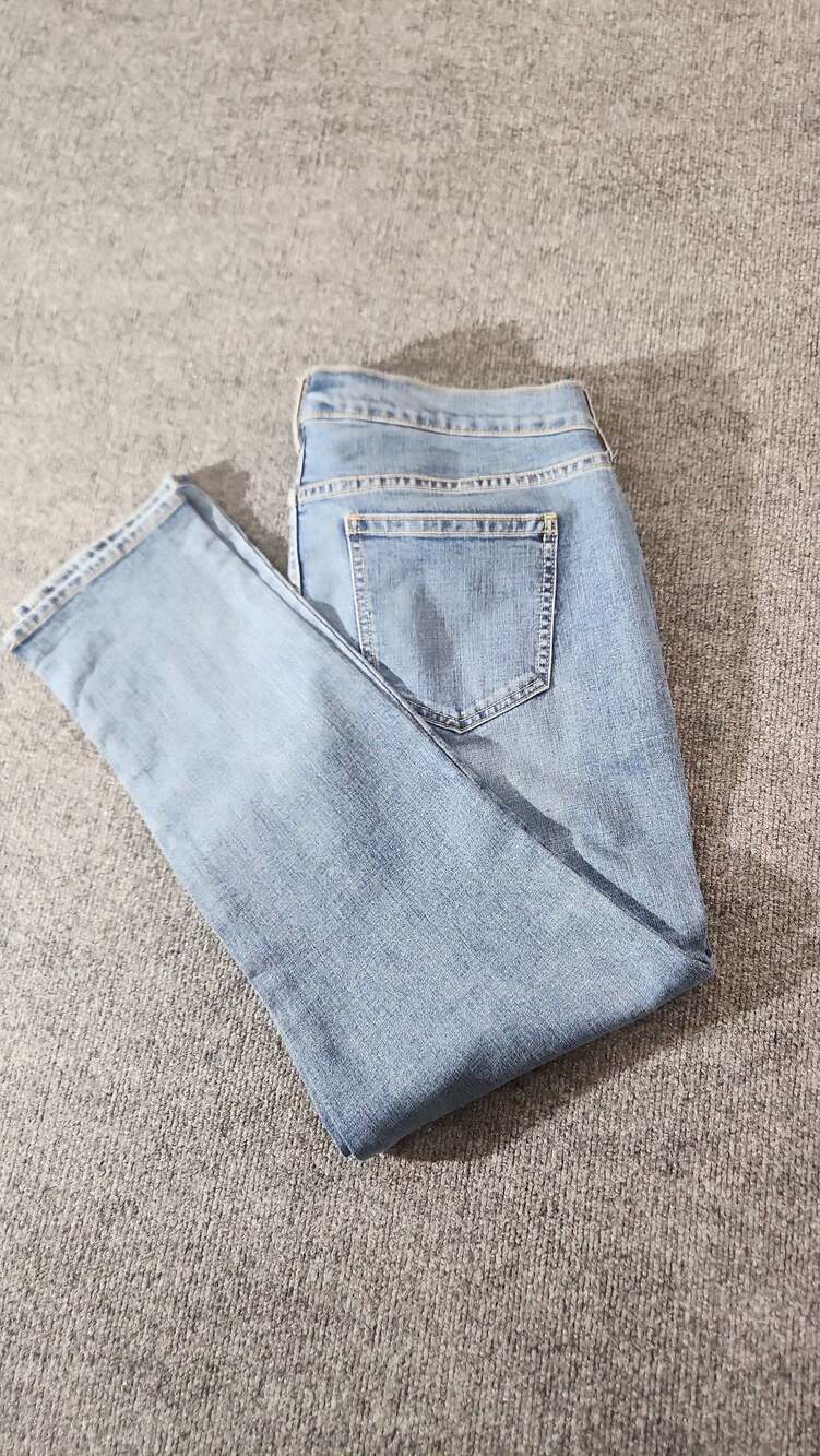 Old Navy Boyfriend Mid-Rise Light Wash Denim Jeans Size 14 Regular - Picture 12 of 12